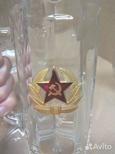 Коллекционные кружки с металлической эмблемой