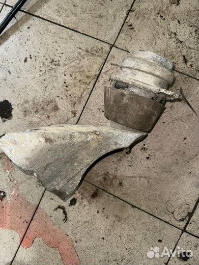 Подушка двигателя Volkswagen Touareg 4.2 AXQ 2004