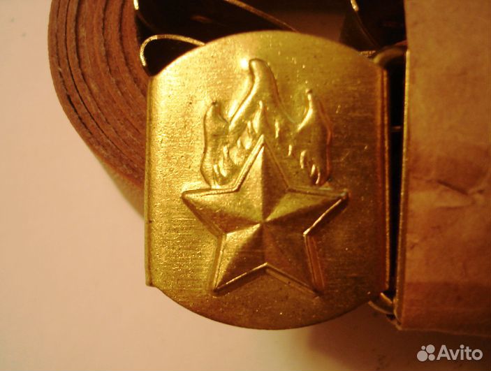 Пионерская атрибутика: ремни, значки, флажки