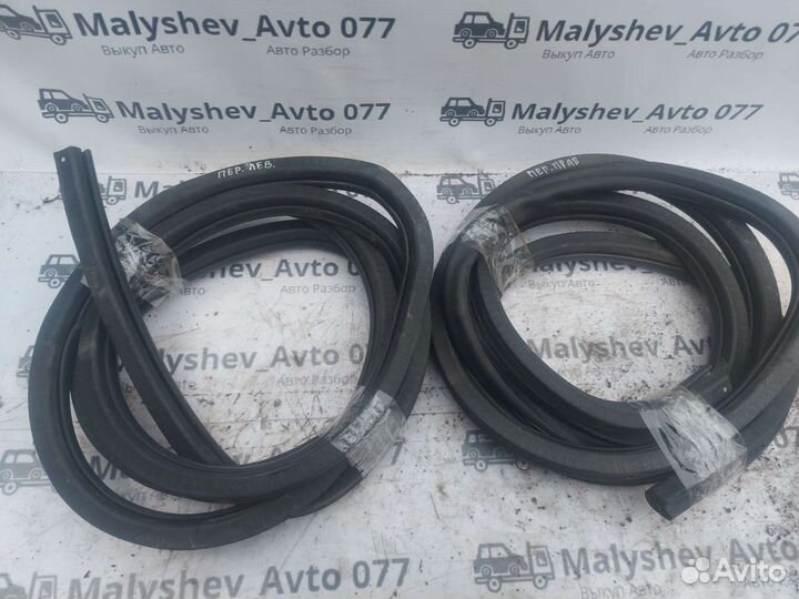 Уплотнительная резинка боковой двери Jetta 5