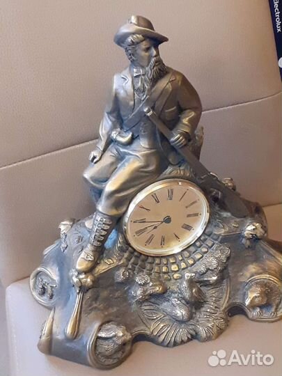 Статуэтка из литого мрамора с часами