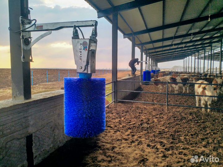 Маятниковая щетка чесалка для скота Melasty