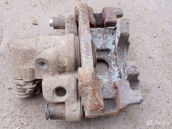 Суппорт задний правый Форд Фокус 3