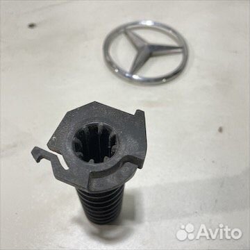 Болт крепления запасного колеса Мерседес w204