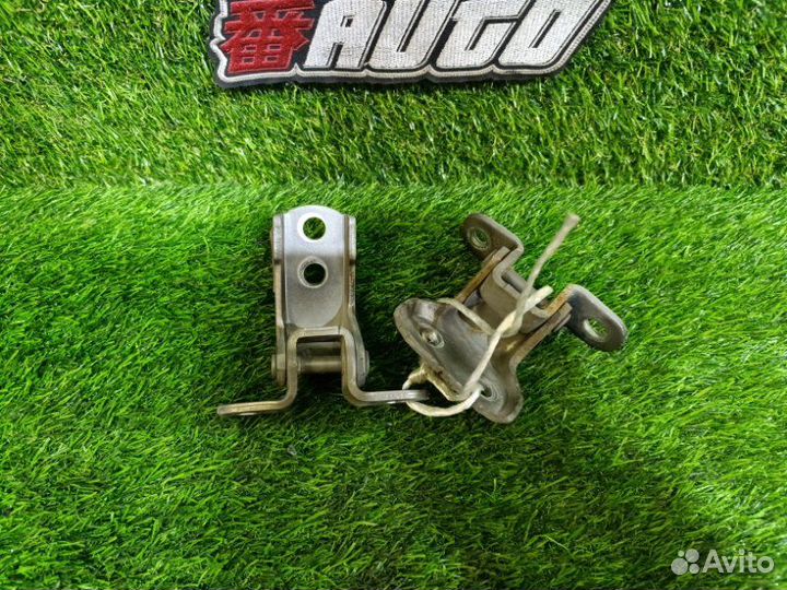 Петля дверная передняя правая Toyota Aqua NHP10