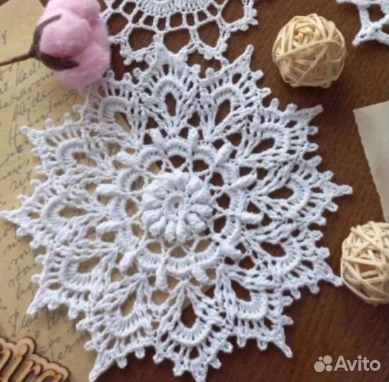 Рельефная салфетка ручной работы