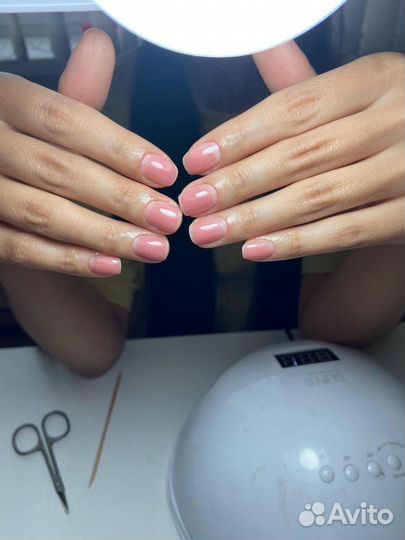 Модель на маникюр с покрытием и наращивание ногтей