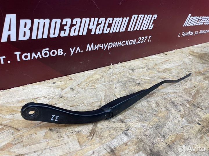 Поводок дворника передний левый Renault Logan