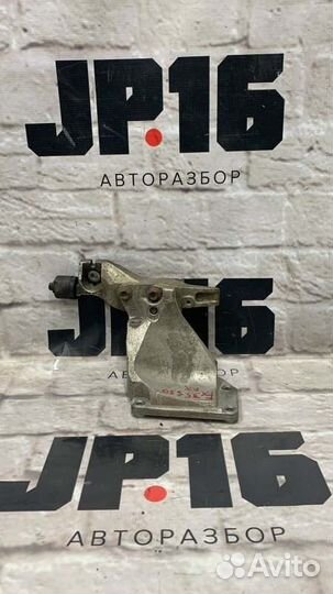 Кронштейн опоры двигателя передний правый Infiniti