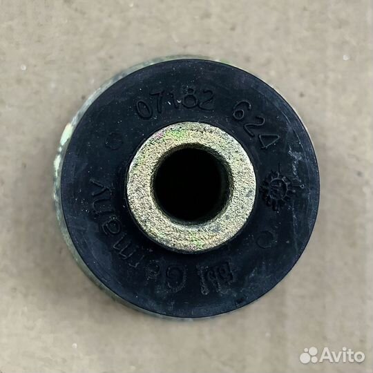 Сайлентблок подрамника задний Audi 80