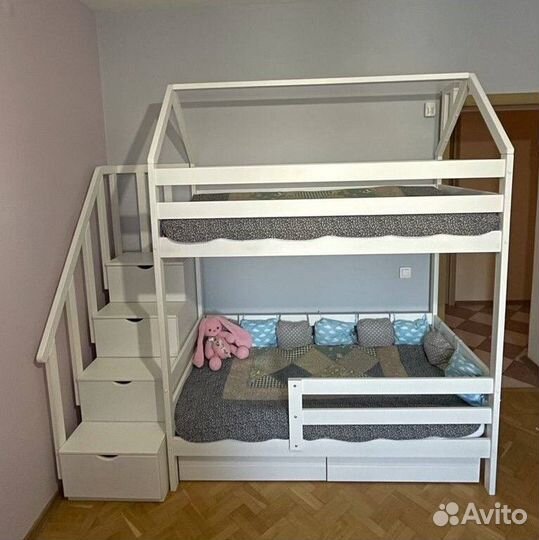 Двухъяpусная детская кровать