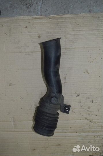 Патрубок воздухозаборника Honda Stream (rn1) 2000