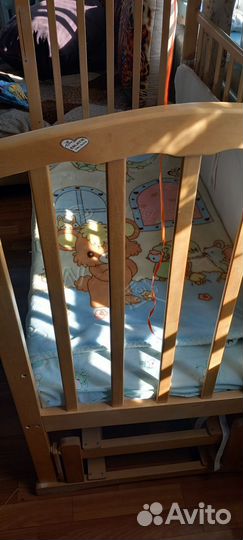 Детская кроватка с продольным маятником