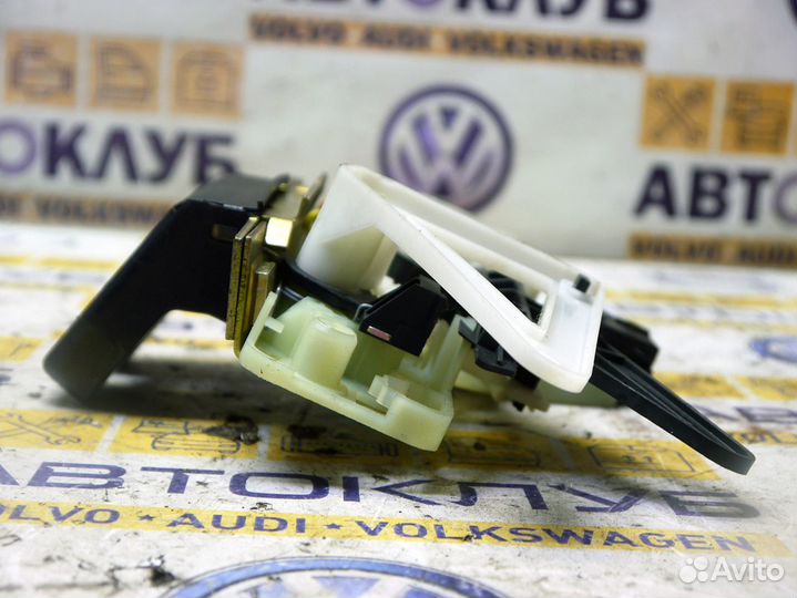 Замок двери багажника XC70 V70