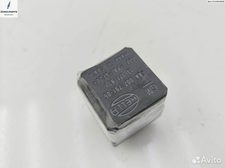 Реле стеклоочистителя (дворников) 13171831 на Opel Astra H