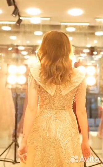 Роскошное вечернее платье со шлейфом