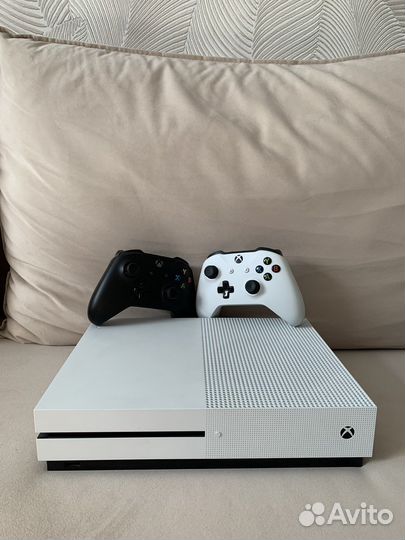 Xbox One s + 2 геймпада (джойстика)