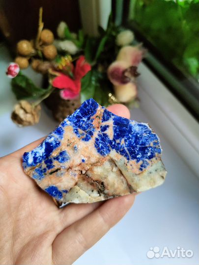 Спилы содалит, флюорит, яшма, шерл, кунцит