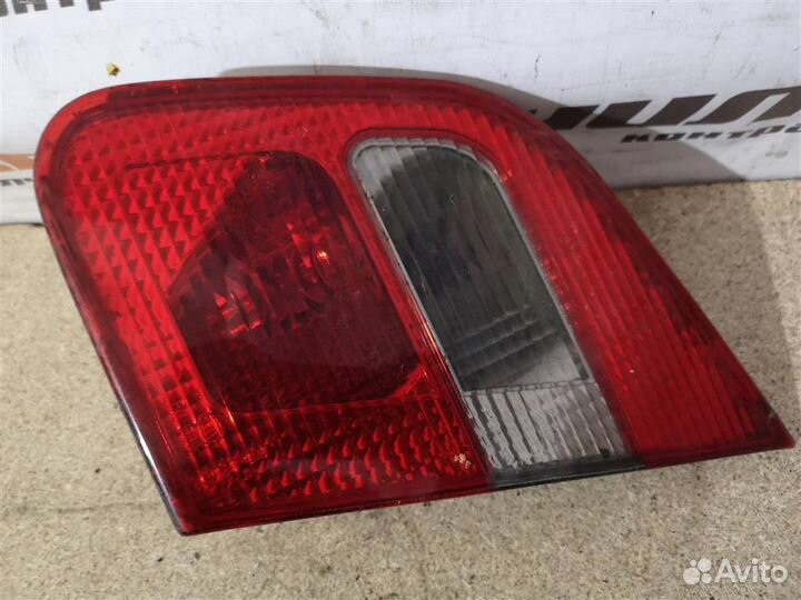 Фонарь правый в крышку багажника Митсубиси Каризма