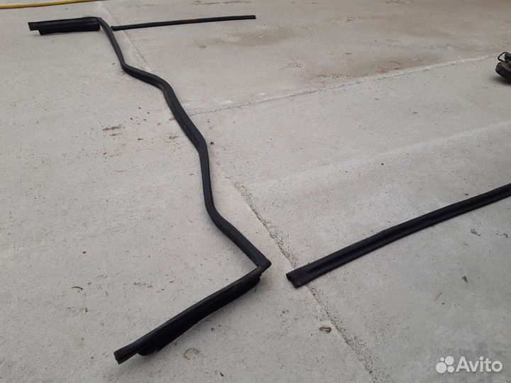 Уплотнитель капота ауди а6 с4