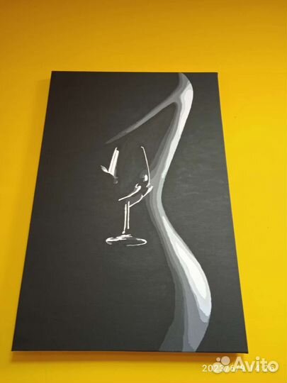 Картина, под каблуком у стакана