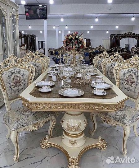 Стол и стулья