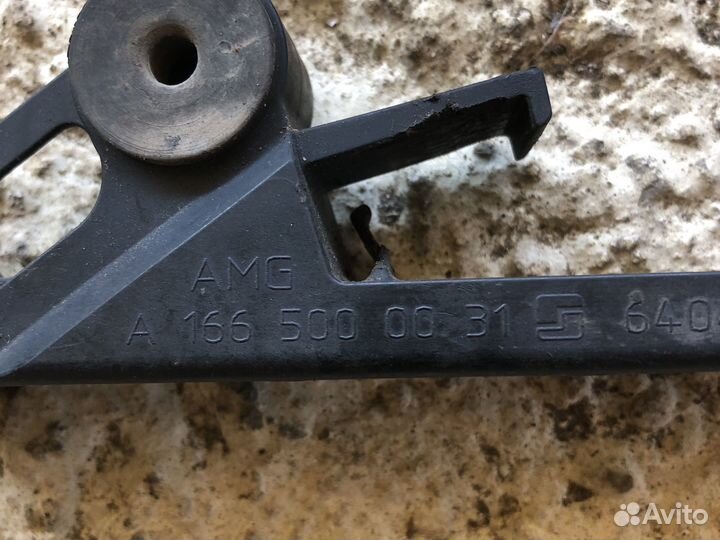 Крепления маслянного радиатора Mercedes ML63