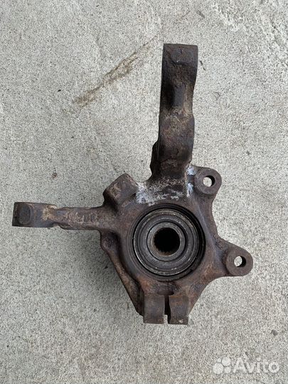 Поворотный кулак левый Renault Scenic 1