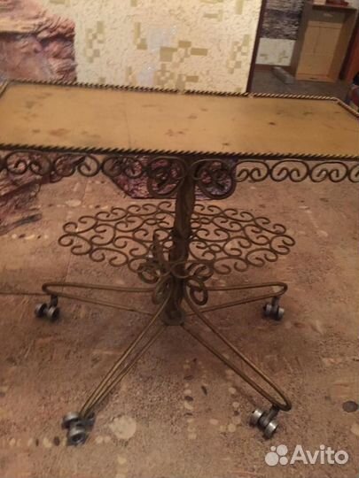 Кованный столик, на колёсиках