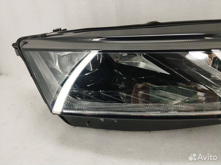 Фара правая Skoda Octavia 4 2022 5E4941016A