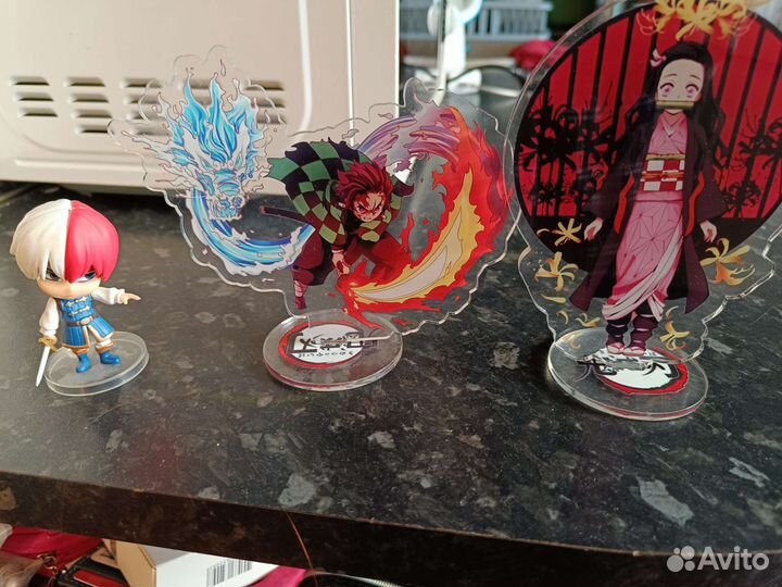 Манга, фигурки, значки и тд