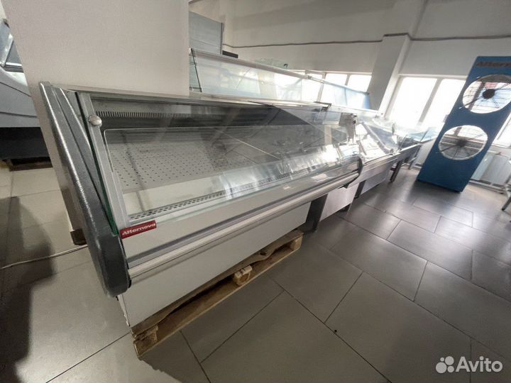 Витрина рыба на льду с охлаждением