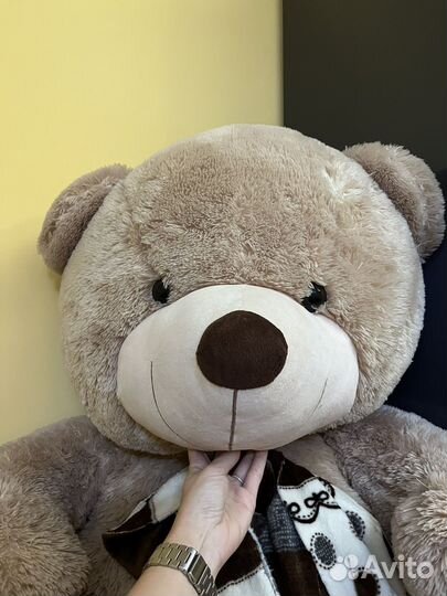 Большой плюшевый медведь