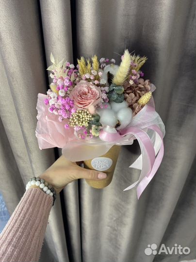 Стаканчик из сухоцветов и стабилизированных цветов