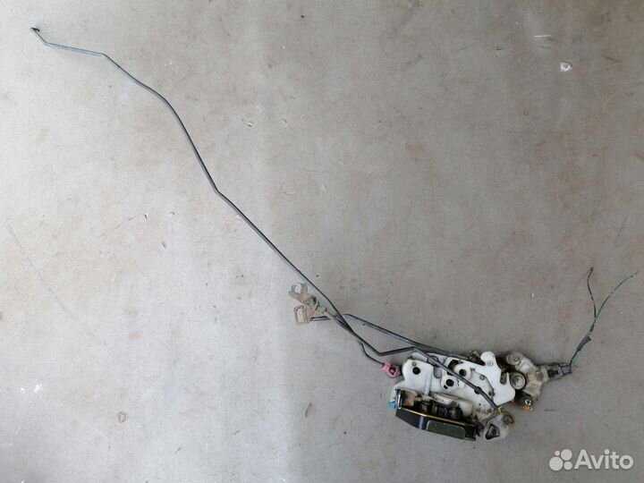 Замок двери передний правый Nissan Cefiro