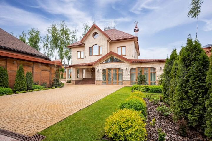 Дом 590 м² на участке 12 сот.