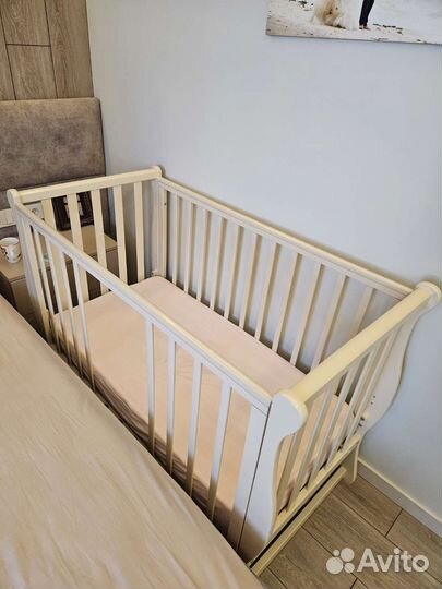 Детская кроватка с маятником и ящиком