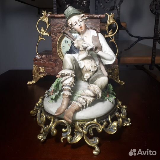 Фарфоровая статуэтка Мальчик с волынкой