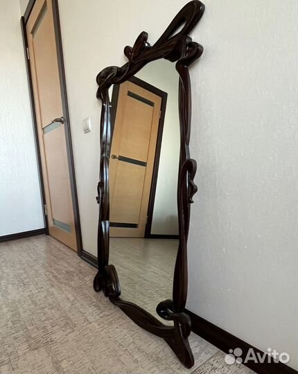 Зеркало настенное в раме