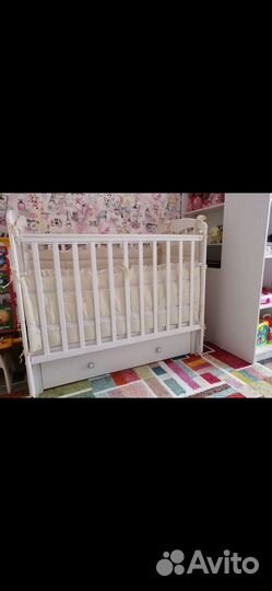 Детская кроватка с маятником и ящиком