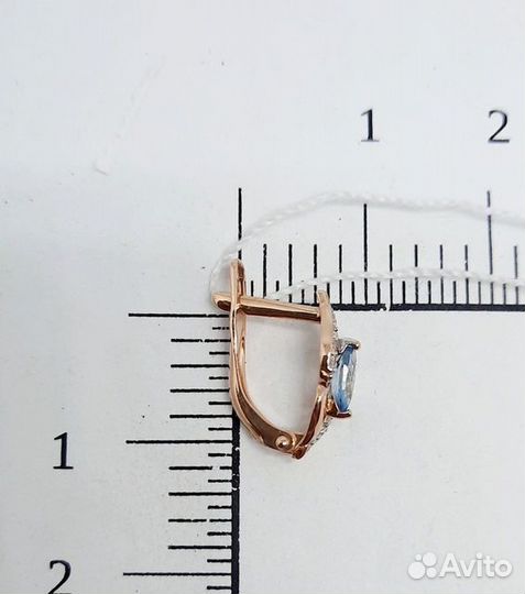 Золотые серьги с камнем