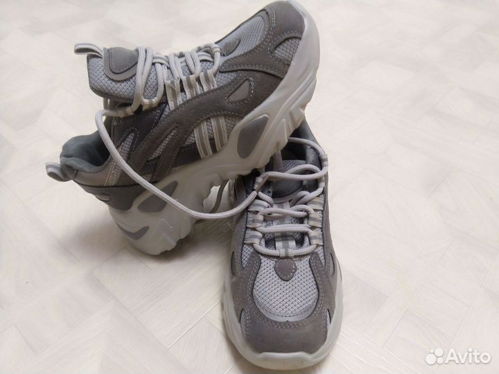 Кроссовки для девочки 35- 36 размер