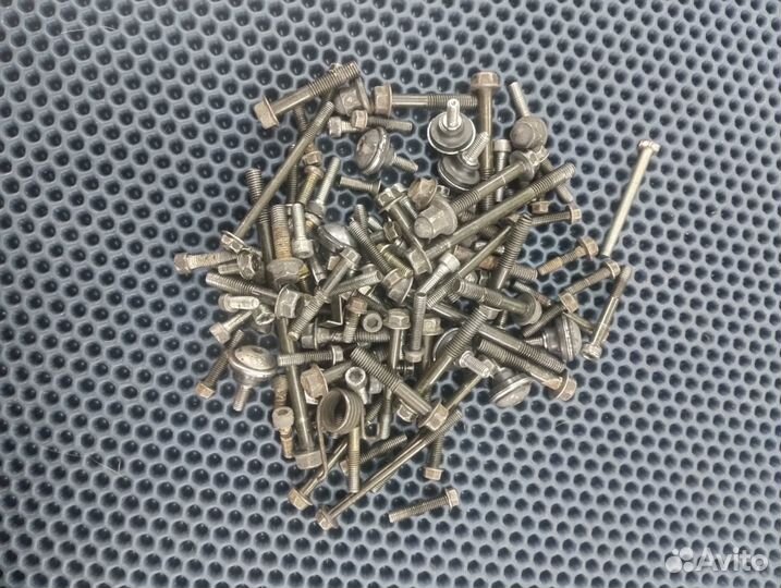 Yamaha FZR750 Болты двигателя