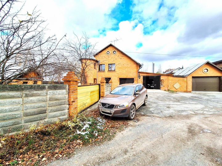 Коттедж 211 м² на участке 11 сот.