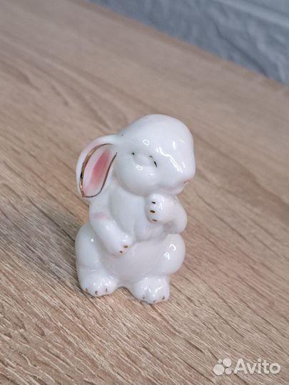 Фигурка из фарфора