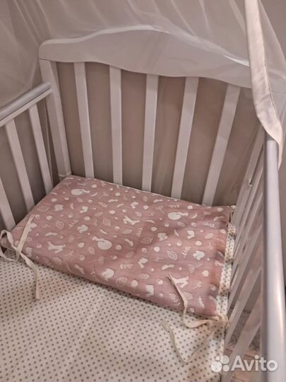 Детская кроватка с маятником и ящиком