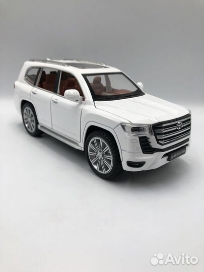 Модель автомобиля Toyota Land Cruiser 300 1:24