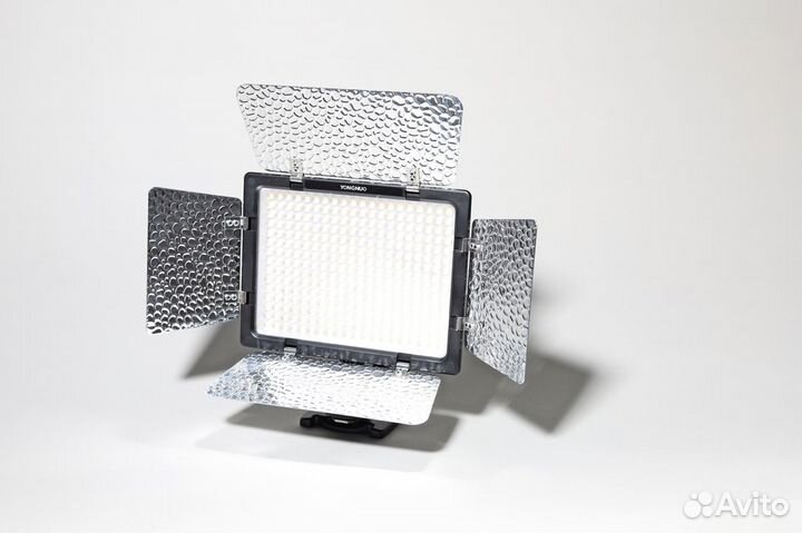 Осветитель YongNuo LED YN-300 III