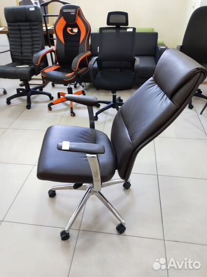 Офисное кресло