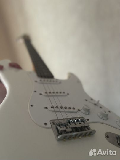 Fender squier stratocaster bullet white (гитара)